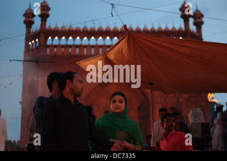 Gläubige Muslime außerhalb der Moschee Jama Masjid in Delhi, Indien, anlässlich Eid. Stockfoto