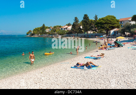 Touristen am Strand in Sutivan, Kroatien Stockfoto