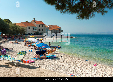 Touristen am Strand in Sutivan, Kroatien Stockfoto