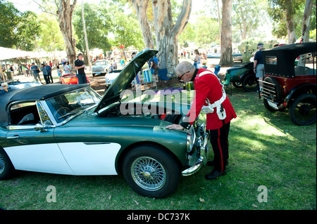 Mann in militärischen Kostümen Inspektion Motor klassischen Austin-Healey 3000-Sportwagens. Stockfoto