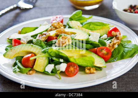 Avocado mit Spinat, Feta und Walnuss-Salat Stockfoto