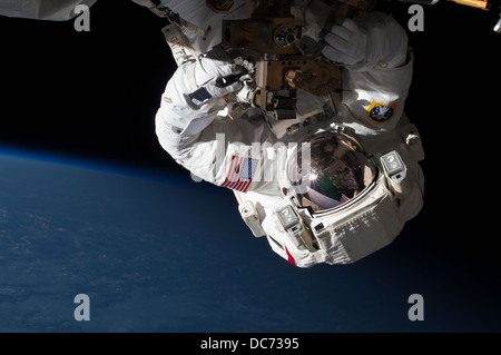 NASA-Expedition 35 Bordingenieur Chris Cassidy ein Raumweg durchführen Stockfoto