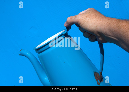 Frau blau emailliert Coffee pot Stockfoto