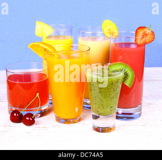 Fruchtsäfte aus Kiwi, Kirsche, Orange, Erdbeere, Banane, Ananas, vertikal Stockfoto