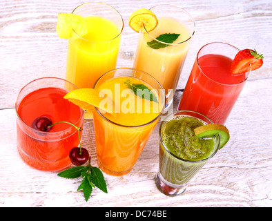 Fruchtsäfte, Kiwi, Kirsche, Orange, Erdbeere, Ananas, Ansicht von oben Stockfoto