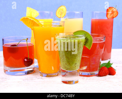 Obst, Säfte, Kiwi, Himbeere, Kirsche, Orange, Erdbeere, Ananas, Nahaufnahme Stockfoto