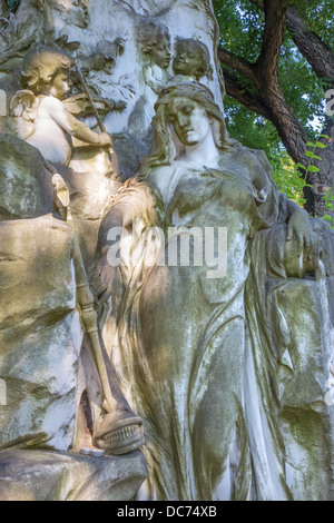 Wien - Juli 27: Befreiung von Grab des Komponisten Johann Strauss auf dem Centralfriedhoff Friedhof am 27. Juli 2013 Vienna. Stockfoto