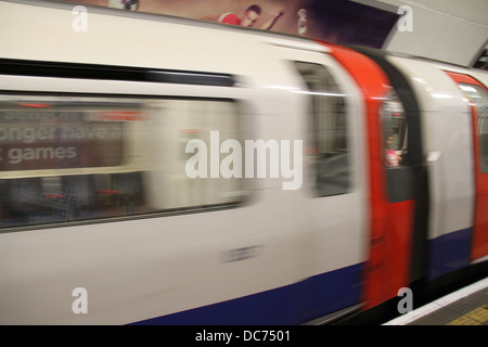 Ein Rohr Zug an der u-Bahnstation Kings Cross St Pancras in London, England. Stockfoto