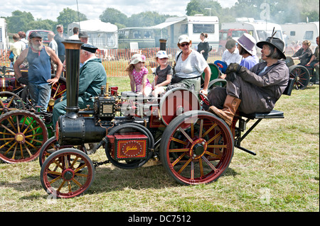 Miniatur-Burrell-Dampftraktor auf eine Steam Fair Stockfoto