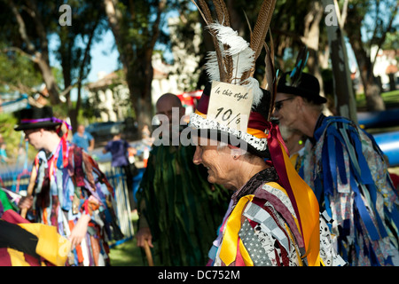 Gruppe von männlichen und weiblichen Morris Dancers Stockfoto