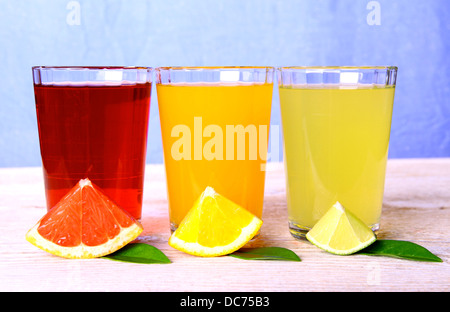 Säfte aus Zitrusfrüchten in Glas aus Grapefruit, Orangen, Limette, horizontal Stockfoto