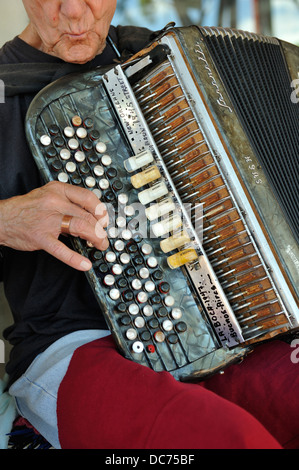 älteren Straßenmusiker spielen alt, zerschlagen Serenelli Akkordeon Stockfoto
