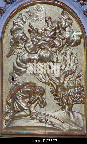 Wien - Juli 27: Relief von Moses und brennenden Dornbusch Tabernakel der Seitenaltar in der Kirche Maria Treu von 18. Jhdt. Stockfoto
