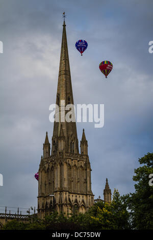 Bristol, UK. 10. August 2013. Luftballons in den Himmel rund um St Mary Redcliffe Kirche, Bristol Credit: Rob Hawkins/Alamy Live News Stockfoto