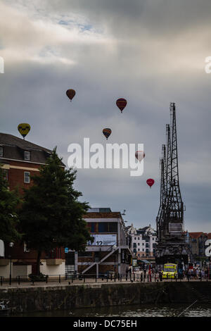 Bristol, UK. 10. August 2013. Luftballons in den Himmel über Harbourside Bristols Credit: Rob Hawkins/Alamy Live News Stockfoto