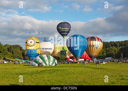 Bristol, UK. 9. August 2013. Luftballons an der 35. UK Bristol Balloon Fiesta beim Ashton Gericht Immobilien Morgen Start starten am 9. August 2013 einschließlich der BT FT Ricoh Palletways eine Despicable Me Stuart Minion Ballons Credit: David Lyon/Alamy Live News Stockfoto