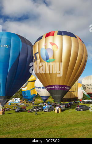 Bristol, UK. 9. August 2013. Ballons an der 35. UK Bristol Balloon Fiesta beim Ashton Gericht Immobilien Morgen Start starten am 9. August 2013 einschließlich der BT verächtlich mir und kooperative Ballons Credit: David Lyon/Alamy Live News Stockfoto