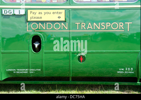 London Transport-Logo auf einem 1953 Guy Special Gs15. 26 Sitz östlichen Karrossier Körper einzelne Doppeldecker-bus