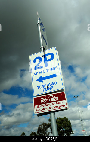 Anzeige 2 Stunden Limit und Schlepptau Weg Parkzone Sign. Perth, Western Australia, Australia Stockfoto