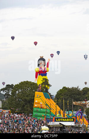 Luftballons an der 35. UK Bristol Balloon Fiesta am Ashton Gericht Immobilien Sonderformen und Ballon-Start in der ersten Nacht am 8. August 2013 mit Schneewittchen im Hintergrund Stockfoto