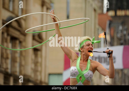 Edinburgh, UK. 10. August 2013. Edinburgh Festival Fringe ist das größte Kunstfestival der Welt und findet jedes Jahr im August für drei Wochen in Schottlands Hauptstadt. Feuer Essen Performer: 10 August 2013 Credit: Stuart Walker/Stuart Walker Fotografie 2013/Alamy Live News Stockfoto