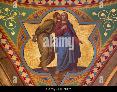 Wien - Juli 27: Fresko von Judas verraten Jesus mit der Kuss-Szene im Seitenschiff der Altlerchenfelder Kirche Stockfoto