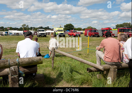 Zuschauer beobachten, wie alte Fahrzeuge, bei einem Transport Messe in Lingfield, Sussex, UK angezeigt werden Stockfoto