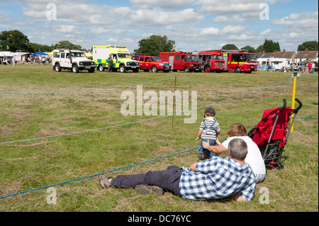 Zuschauer beobachten, wie alte Fahrzeuge, bei einem Transport Messe in Lingfield, Sussex, UK angezeigt werden Stockfoto