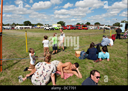 Zuschauer beobachten, wie alte Fahrzeuge, bei einem Transport Messe in Lingfield, Sussex, UK angezeigt werden Stockfoto