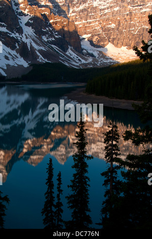 Wenkchemna Gipfel Reflexion im Moraine Lake von Rockpile Trail, Banff Nationalpark, Alberta, Kanada Stockfoto