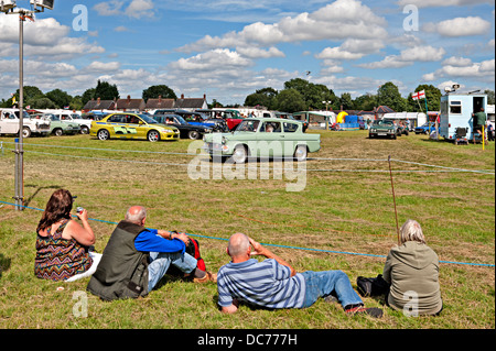 Zuschauer beobachten, wie alte Fahrzeuge, bei einem Transport Messe in Lingfield, Sussex, UK angezeigt werden Stockfoto