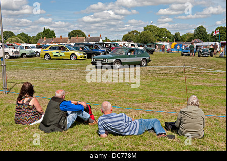 Zuschauer beobachten, wie alte Fahrzeuge, bei einem Transport Messe in Lingfield, Sussex, UK angezeigt werden Stockfoto