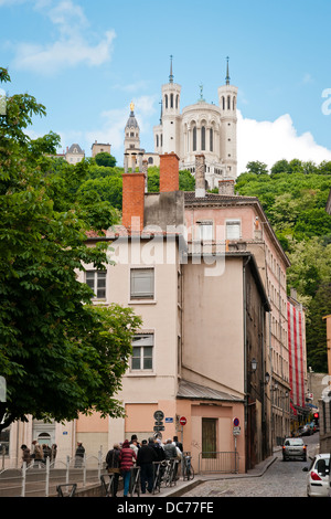 Blick auf Lyon Altbauten und Notre-Dame-Basilika auf dem Hügel, Frankreich, Europa Stockfoto