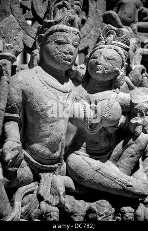 Indischer Sandstein Skulptur von Uma-Mahesvara, dem hinduistischen Gott Shiva und Gemahlin Uma (10. Jahrhundert). Stockfoto
