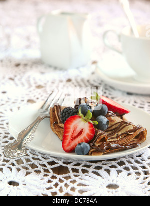 Schokolade Crepes mit frischen Beeren Stockfoto