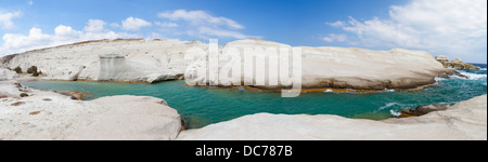 Mondlandschaft, mineralische Formationen in Sarakiniko beach.Milos Insel. Griechenland. Stockfoto