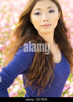 Schöne japanische Mädchen im Bereich der Kosmos Blumen, Kin Stadt, Okinawa, Japan Stockfoto