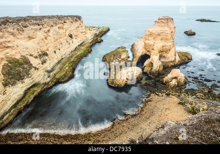 Die schroffen Felsen und Klippen des Montana de Oro State Park in Kalifornien. Stockfoto