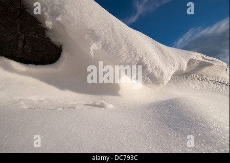 Muster in Schneewehen nach einem Schneesturm. VEREINIGTES KÖNIGREICH. Stockfoto