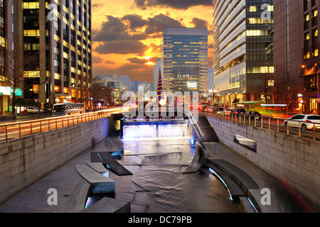 Stadtbild von Seoul, Südkorea am Cheonggyecheon Stream. Stockfoto