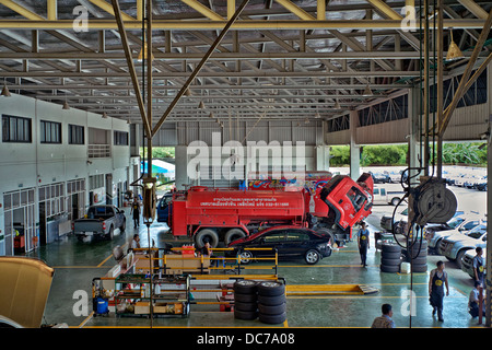 Kfz-Werkstatt. Blick über den Innenraum einer großen modernen Werkstatt für Auto- und Lkw-Werkstätten. Thailand S. E. Asien. Stockfoto