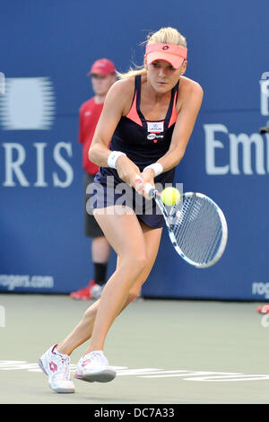 Toronto, Ontario, Kanada. 10. August 2013. Toronto, Ontario, Kanada, 10. August 2013. Agnieszka Radwanska (POL) in Aktion gegen Serena Williams (USA) im Halbfinale Abschlussaktion während der WTA Rogers Cup im Rexall Centre in Toronto, Ontario, Kanada am 10. August. Williams gewann 7-6 (3), 6-4.Gerry Angus/CSM/Alamy Live News Stockfoto