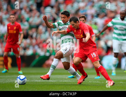 Dublin, Irland. 10. August 2013. Emilio Izaguirre (Celtic) und Stewart Downing (Liverpool) Herausforderung für den Ball während The Dublin Entscheider Fußballspiel zwischen FC Liverpool und Glasgow Celtic aus dem Aviva Stadion. Bildnachweis: Aktion Plus Sport/Alamy Live-Nachrichten Stockfoto