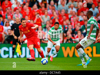 Dublin, Irland. 10. August 2013. Stewart Downing (Liverpool) wird in der Box und übergibt den Ball über während The Dublin Entscheider Fußballspiel zwischen FC Liverpool und Glasgow Celtic aus dem Aviva Stadion. Bildnachweis: Aktion Plus Sport/Alamy Live-Nachrichten Stockfoto