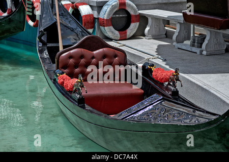 Gondelboot an einem Veranstaltungsort im Venedig-Stil. Thailand S. E. Asien. Stockfoto