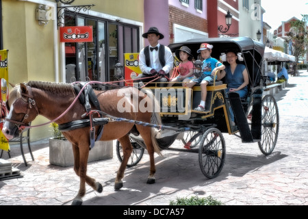 Pferdebuggy. Kleine Kinder und Mutter, die eine Fahrt mit Pferd und Buggy machen. Thailand S. E. Asien. Stockfoto