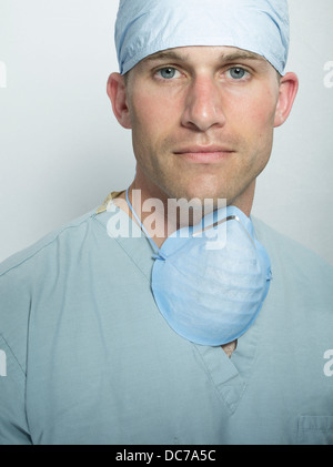 Männlichen Arzt / Chirurg tragen Hut, chirurgische Peelings und Masken. Stockfoto