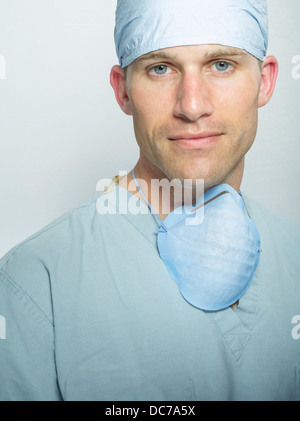 Männlichen Arzt / Chirurg tragen Hut, chirurgische Peelings und Masken. Stockfoto