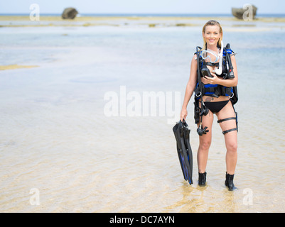 Scuba Diver - schöne blonde Kaukasische Frau am Strand neben dem Ozean in Okinawa, Japan Stockfoto