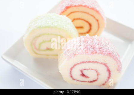 Bunte Marmelade roll Kuchen auf weißem Hintergrund, Fotoarchiv Stockfoto